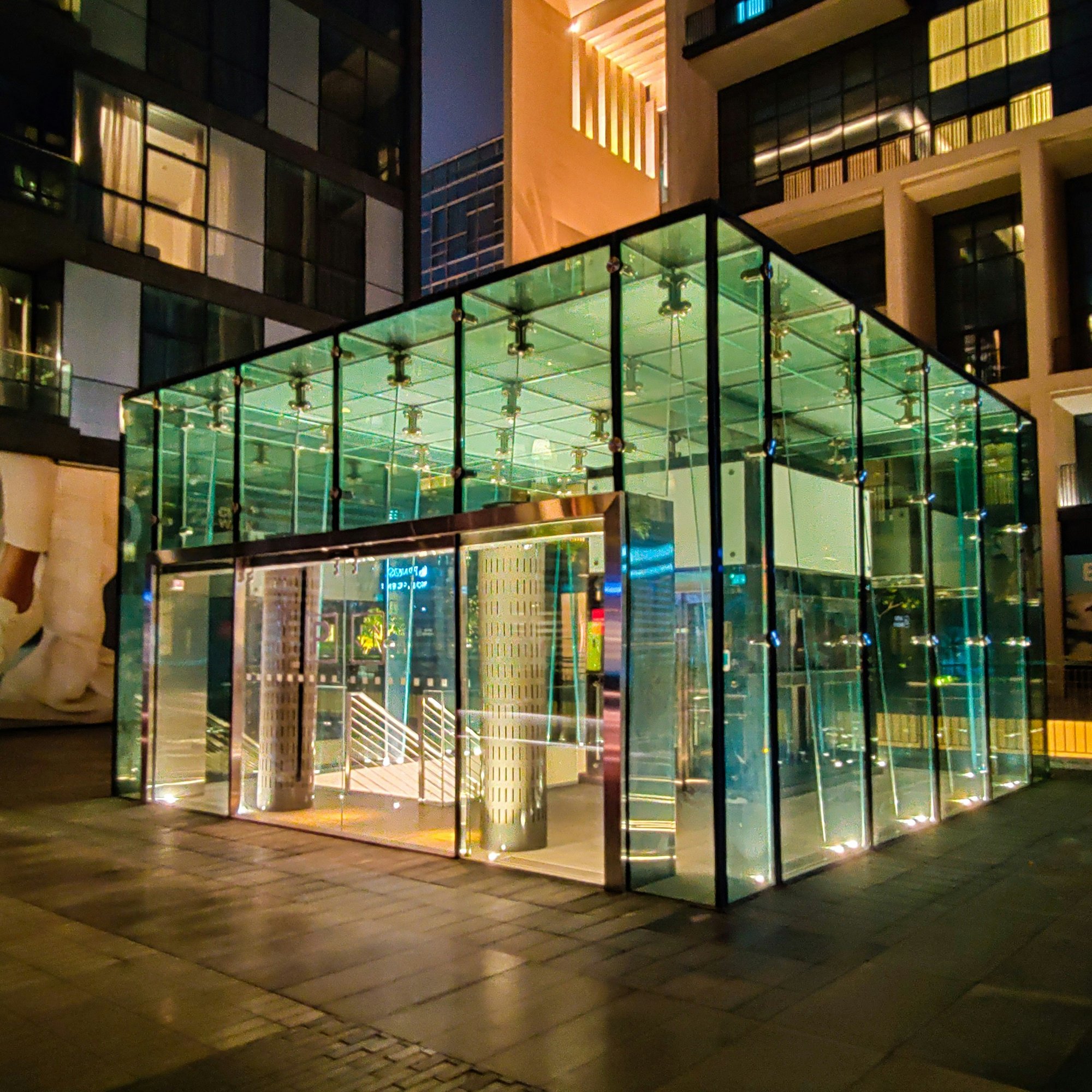glass-facade-wall-spider-fittings-in-city